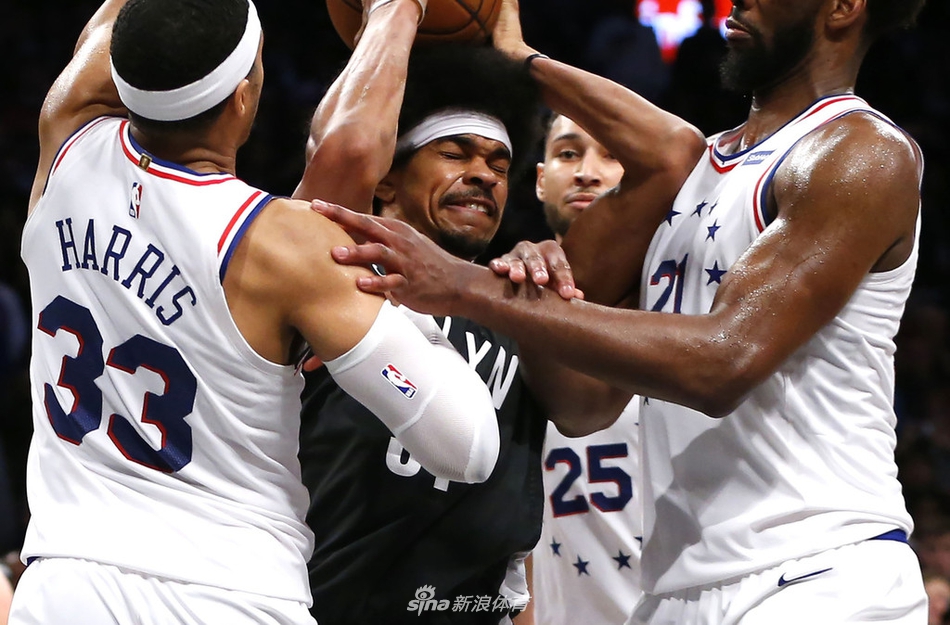 Thấy đồng đội bị chơi thô bạo, cầu thủ Nets lao vào muốn cân cả đội Philadelphia 76ers